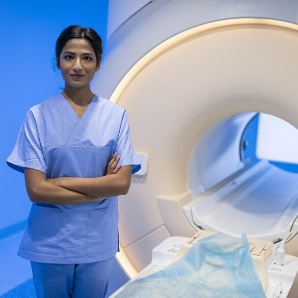 image_Un soignant et un expert technique